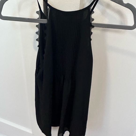 Cute lightweight tank top . Black with cute detail buttons and sides - Picture 2 of 4